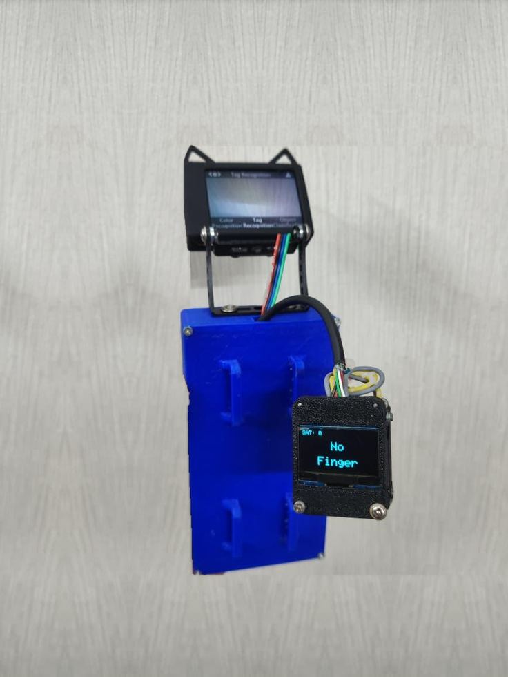 A black OLED display wired to the enclosure, reading 'SAT: 0' on its top line and 'No Finger' below.